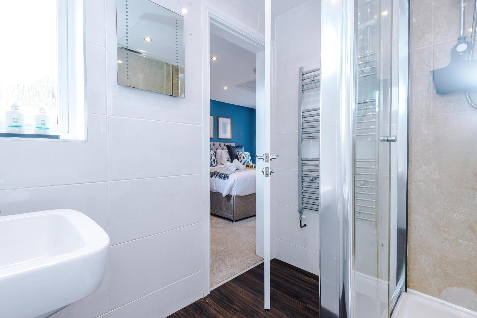 New! Stunning 3-Bed Home In Chester By 53 Degrees Property, Ideal For Groups, Free Parking! Dış mekan fotoğraf